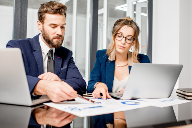 Carlos Eduardo Rosalba Padilha ensina como usar a gestão financeira estratégica para proteger seu negócio da inflação.