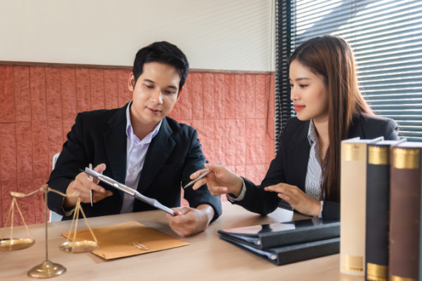 Hebron Costa Cruz de Oliveira ressalta como a arte visual contribui para ampliar a sensibilidade e a criticidade na prática jurídica.