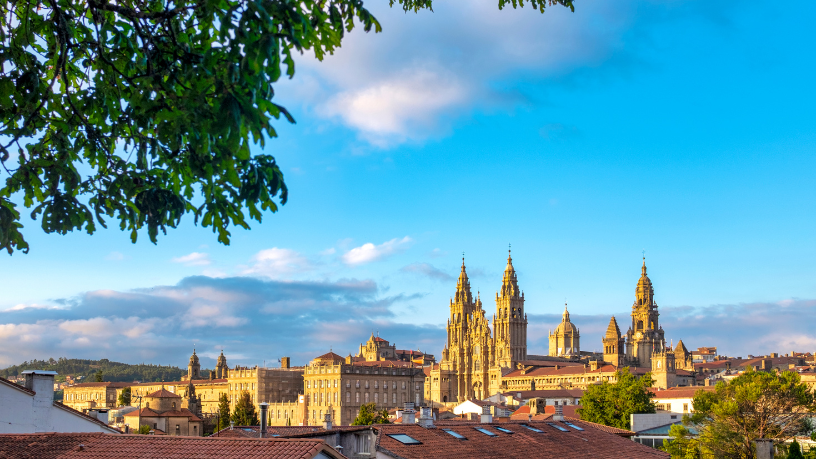 Leonardo Rocha de Almeida Abreu mostra como Santiago de Compostela une fé, história e cultura em uma experiência única.