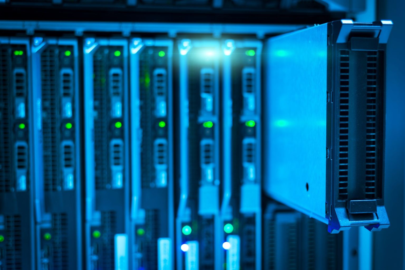 Rack de servidores em um data center moderno, com equipamentos de armazenamento e processamento de dados.
