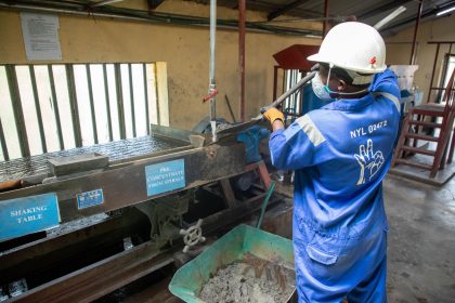 Trabalhador usando equipamento de concentração de minério em uma unidade industrial de processamento mineral.