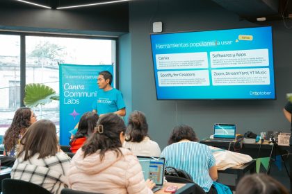 Pessoa apresenta ferramentas tecnológicas a participantes durante um workshop.