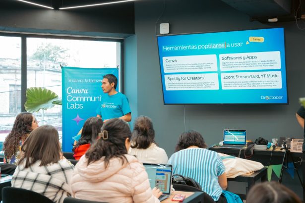 Pessoa apresenta ferramentas tecnológicas a participantes durante um workshop.