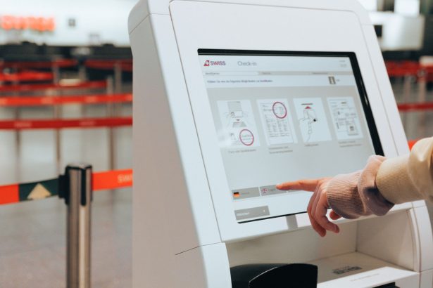 Passageira utiliza um quiosque de autoatendimento em um aeroporto.