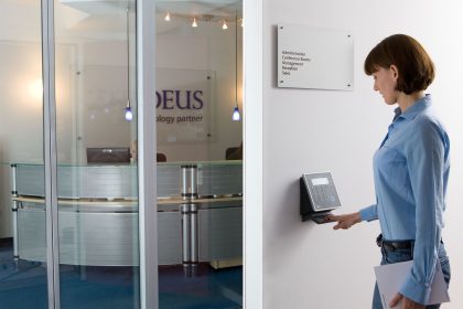 Mulher utiliza um scanner biométrico em um ambiente de atendimento moderno.