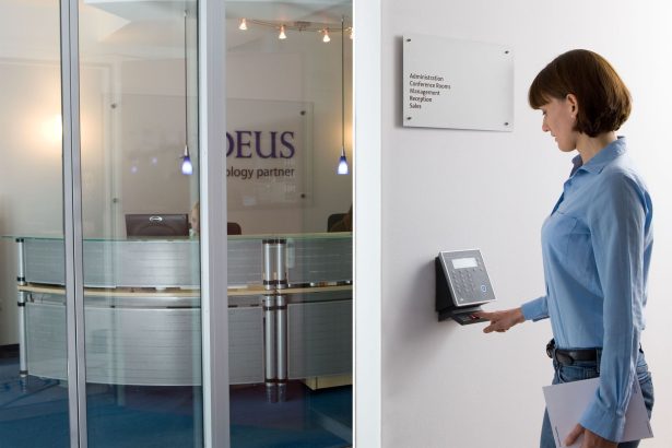 Mulher utiliza um scanner biométrico em um ambiente de atendimento moderno.